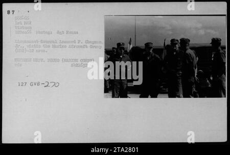 Generalleutnant Leonard F. Chapman Jr. besucht am 12. Dezember 1966 die Marine Aircraft Group (mag-10). Dieses Foto zeigt Beamte und Beamte während ihres Besuchs, darunter Präsident Lyndon Johnson und Colonel P.X. Kelley. Das Bild zeigt einen bedeutenden Moment der amerikanischen Militäraktivitäten während des Vietnamkriegs. Stockfoto