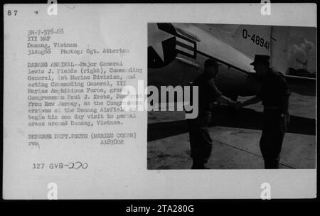 Major General Lewis J. Fields, Commanding General der 1st Marine Division und kommandierender General der III Marine Amphibious Force, begrüßt den Kongressabgeordneten Paul J. Krebs bei seiner Ankunft am Danang Airfield am 31. August 1966. Der Kongressabgeordnete Krebs besuchte die Postgebiete rund um Danang im Rahmen eines eintägigen Besuchs in Vietnam. Stockfoto