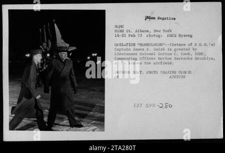 Captain James P. Walsh wird von Oberstleutnant Gorton C. Cook, Commanding Officer of Marine Barracks Brooklyn, begrüßt, als er das Flugfeld während der Operation Homecoming am 16. Februar 1973 verlässt. Die Operation beinhaltete die Rückführung von Kriegsgefangenen der US-Marine, wobei Walsh einer der zurückgekehrten Kriegsgefangenen war. Stockfoto