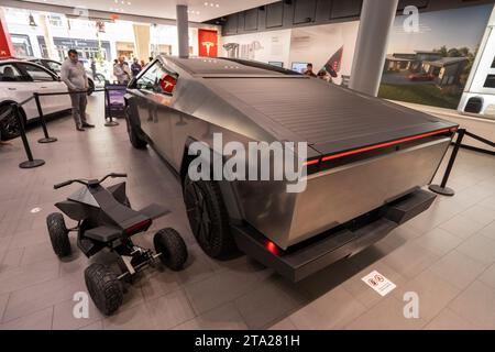 Tesla Cybertruck wird zusammen mit dem Cyberquad für Kinder am Freitag, den 24. November 2023, im Tesla Showroom in der Santana Row von San Jose ausgestellt. Stockfoto