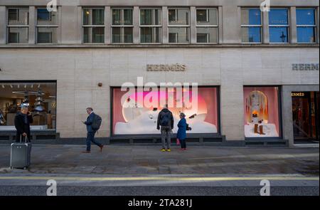 London, Großbritannien. November 2023. Unternehmen in der New Bond Street schmücken die Fassaden mit üppigen Festvorstellungen zu Weihnachten 2023. Der Laden von Hermés verfügt über Schneemannfenster. Quelle: Malcolm Park/Alamy Live News Stockfoto