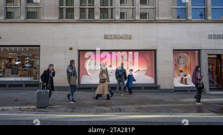 London, Großbritannien. November 2023. Unternehmen in der New Bond Street schmücken die Fassaden mit üppigen Festvorstellungen zu Weihnachten 2023. Der Laden von Hermés verfügt über Schneemannfenster. Quelle: Malcolm Park/Alamy Live News Stockfoto