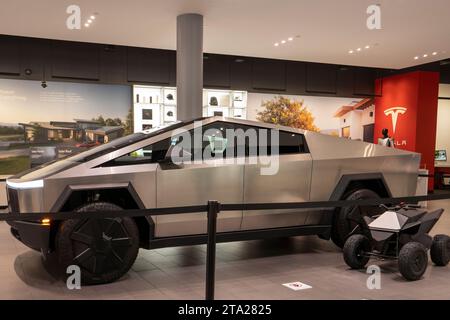 Tesla Cybertruck wird zusammen mit dem Cyberquad für Kinder am Freitag, den 24. November 2023, im Tesla Showroom in der Santana Row von San Jose ausgestellt. Stockfoto