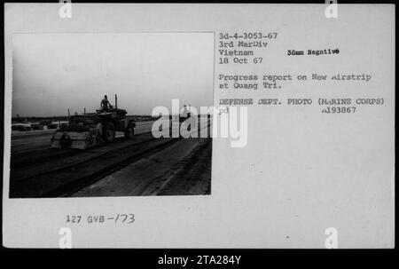 Der Bau eines neuen Flugplatzes in Quang Tri, Vietnam, am 18. Oktober 1967, wird von der 3. Marine Division dokumentiert, die die laufenden militärischen Aktivitäten während des Vietnamkriegs zeigt. Stockfoto