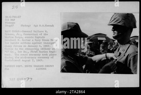 Der Kommandant des Marine Corps, General Wallace M. Greene, Jr., überreicht Captain Marshall N. Carter am 4. Januar 1967 die Navy Cross Medal für heldenhafte Aktionen gegen aufständische feindliche Truppen. Captain Carter, Befehlshaber von C Co., 1. BN., First Marine Regiment, erhält die Auszeichnung während der Guadalcanal-Jubiläumszeremonie am 7. August 1967. Foto von Sgt M. W. Kurruk. Stockfoto