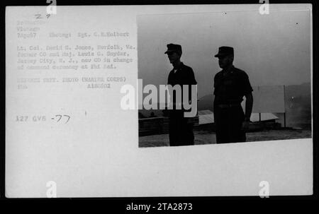 Oberstleutnant David G. Jones aus Norfolk, Virginia, und Major Lewis C. Snyder aus Jersey City, New Jersey, nehmen am 7. April 1967 an einer Zeremonie zum Kommandowechsel in Phi Bai Teil. Die Zeremonie wurde auf diesem Foto von Sergeant C.R. Holbert festgehalten. (DEFENSE DEPT. FOTO: MARINE CORPS) Stockfoto