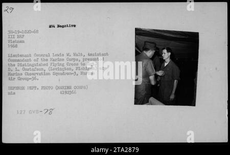 Generalleutnant Lewis W. Walt, Assistant Commandant des Marine Corps, überreicht das Distinguished Flying Cross an Sgt. D. L. Gustafson, Mitglied der Marine Observation Squadron-3, Marine Air Group-36. Die Zeremonie fand 1968 während des Vietnamkrieges statt. VERTEIDIGUNGSABTEILUNG. FOTO (MARINE CORPS) MIS 4192366 127 GVB-78. Stockfoto