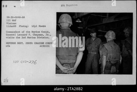General Leonard F. Chapman Jr., Kommandant des Marinekorps, besucht am 11. Januar 1968 die 3. Marinedivision in Vietnam, begleitet von Offizieren und Beamten. Ein Foto von LCpl Moore dokumentiert den Besuch im Archiv des Verteidigungsministeriums. Stockfoto