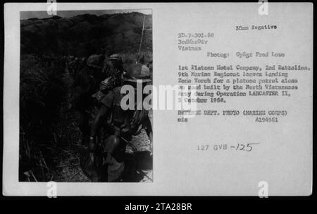 Marines vom 1. Zug, Hotel Company, 2. Bataillon, 9. Marines patrouillieren mit einer Zorie Fackel entlang einer nordvietnamesischen Straße während der Operation Lancaster II, 3. Oktober 1968. Das Foto zeigt amerikanische Militäroperationen in Vietnam. Stockfoto