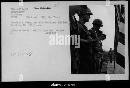 Gedenkgottesdienste in Dong Ha, Vietnam für die gefallenen Marines der 3. Marine-Division im Jahr 1968. Das Foto nahm den düsteren Moment auf, als Marines ihren Kameraden Tribut zollen, die bei militärischen Aktivitäten in Vietnam ihr Leben verloren haben. VERTEIDIGUNGSABTEILUNG. FOTO (MARINEKORPS): A192152 127 GVB-78 Stockfoto