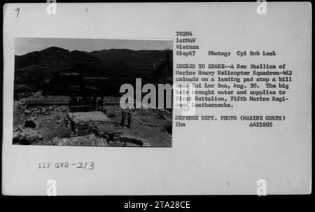 Die Marine Heavy Helicopter Squadron-463 entlädt am 30. August 1967 Vorräte auf einem Landeplatz in der Nähe von Nuf Loc Son. Der Sea Hallion Helikopter lieferte während des Vietnamkrieges Wasser und Vorräte an das erste Bataillon, das fünfte Marine Regiment. Dieses Bild wurde von CPL Bob Leak, einem Fotografen des Marine Corps, aufgenommen. Stockfoto