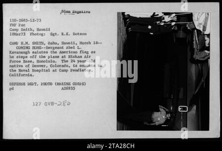 Sgt. Abel L. Kavanaugh grüßt die amerikanische Flagge, als er am 18. März 1973 während der Operation Homecoming auf der Hickam Air Force Base in Honolulu ankommt. Im Alter von 24 Jahren aus Denver, Colorado, ist Kavanaugh auf dem Weg zum Naval Hospital in Camp Pendleton, Kalifornien. Das Foto wurde von Sgt. R.K. Dotson aufgenommen. Stockfoto