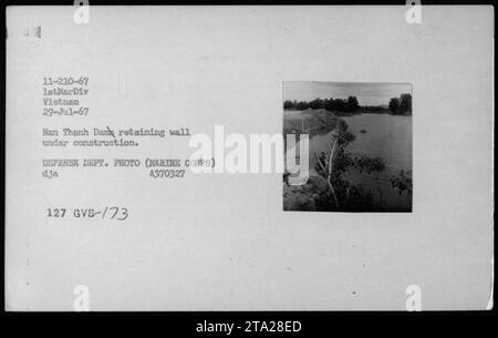 Baustelle in Nan Thanh Dan in Vietnam, am 29. Juli 1967. Eine Stützmauer wird von der 1. Marine Division gebaut. Das Foto des Verteidigungsministeriums zeigt die anhaltenden Bemühungen des amerikanischen Militärs während des Vietnamkriegs. (Untertitelung gemäß der bereitgestellten Beschreibung) Stockfoto