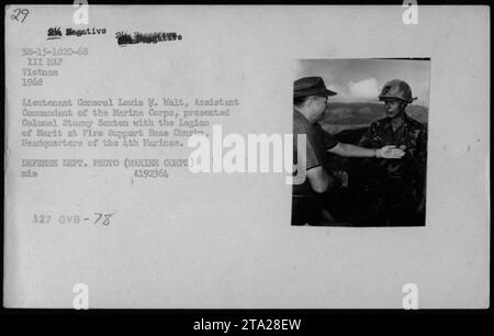 Generalleutnant Lewis W. Walt, Assistant Commandant des Marine Corps, überreicht Colonel Stormy Saxton mit der Legion of Merit auf der Fire Support Base Churka, dem Hauptquartier der 4. Marines in Vietnam im Jahr 1968. Auf diesem Foto wurde eine Zeremonie zu Ehren von Saxtons vorbildlichem Dienst festgehalten. Stockfoto