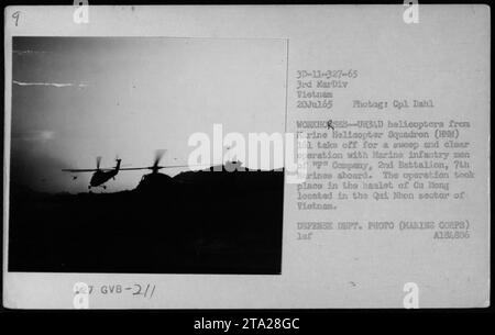 'UH-34D Hubschrauber von der Marine Helicopter Squadron (HMM) 161 heben mit Marine Infanterie Männer der 'F' Kompanie, 2. Bataillon, 7. Marines an Bord für eine Operation in Cu Mong, Qui Nhon Sektor in Vietnam. Foto vom 20. Juli 1965 während des Vietnamkriegs. Stockfoto