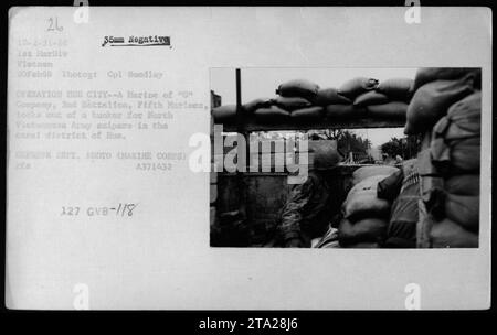 Marine der G-Kompanie, 2. Bataillon, 5. Marines, auf der Suche nach Scharfschützen der nordvietnamesischen Armee im Kanalbezirk von Hue während der Operation Hue City. Fotografiert von CPL Smedley am 20. Februar 1968 als Teil der Aktivitäten der 1st Marine Division in Vietnam. Bild aus dem Verteidigungsministerium, Foto A371432. Stockfoto