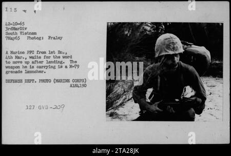 Die Marine PFC vom 1. EN., 4. März, mit einem M-79 Granatwerfer wartet auf den Aufstieg des Kommandos nach der Landung in Südvietnam am 7. Mai 1965. Das Foto wurde von Fraley aufgenommen und ist Teil der Fotosammlung des Verteidigungsministeriums (Marine Corps). Bildunterschrift: Granatwerfer - 7. Mai 1965. Stockfoto