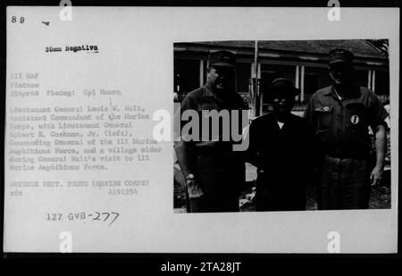 Generalleutnant Lewis W. Walt, Assistant Commandant des Marine Corps, ist hier neben Generalleutnant Robert E. Cushman, Jr., Commandant General der III Marine Amphibious Force, und einem Dorfältesten während des Besuchs von General Walt bei der 111 Marine Amphibious Force in Vietnam am 29. April 1968 zu sehen. Dieses Foto wurde von Corporal Hoore aufgenommen und stammt von der VERTEIDIGUNGSBEHÖRDE. FOTO (MARINE CORPS) mit der Identifikationsnummer GVB-277. Stockfoto