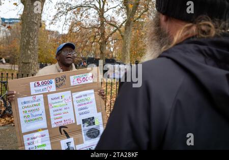 Ein evangelikaler Christ in der Speaker's Corner in Hyde Park, London, wird von einem Mann mit Bart gefilmt. Stockfoto