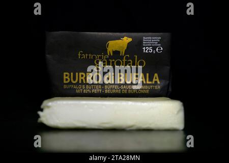 Burro di Bufala, Butter aus 100 % Büffelmilch, hergestellt in Italien, Lebensmittelfotografie mit schwarzem Hintergrund Stockfoto