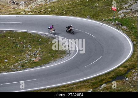 Bikepacker an der Timmelsjoch-Hochalpenstraße zwischen Österreich und Italien Stockfoto