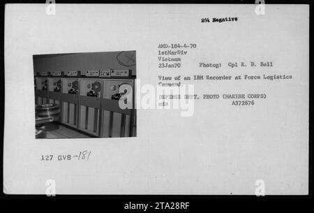 Ein IBM Recorder beim Force Logistics Command in Vietnam am 23. Januar 1970 wird für die Datenverarbeitung und das militärische Informationsmanagement eingesetzt. Foto von CPL R. D. Bell dokumentiert die technische Unterstützung während der Operationen im Vietnamkrieg. Stockfoto