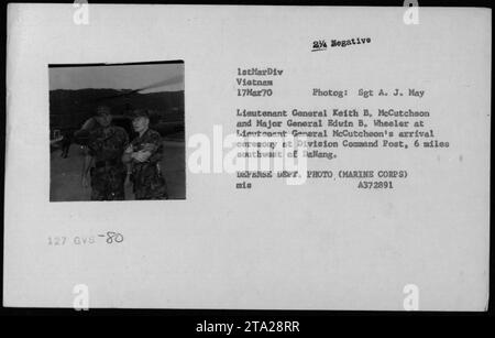 Generalleutnant Keith B. McCutcheon und Major General Edwin B. Wheeler nehmen an der Ankunft von Generalleutnant McCutcheon am Division Command Post in Vietnam Teil. Dieses Foto fängt den Moment während des Vietnamkriegs am 17. März 1970 ein. Das Bild wurde von Sgt A. J. May aufgenommen und ist ein negativ mit der Identifikationsnummer GVS-80 1stMarDiv Vietnam 17Mar70 244. Es ist ein Foto des Verteidigungsministeriums aus dem Archiv des Marine Corps, identifiziert mit dem Code MAR A372891. Stockfoto
