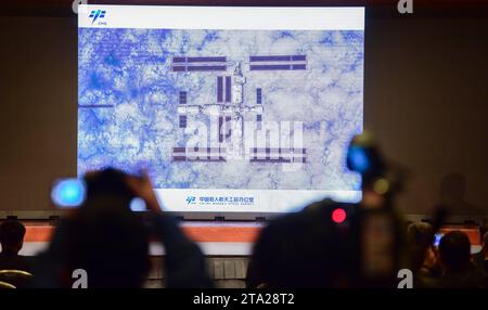 (231128) -- HONGKONG, 28. November 2023 (Xinhua) -- dieses Foto vom 28. November 2023 zeigt Menschen, die während einer Pressekonferenz in Hongkong, Südchina, ein hochauflösendes Panoramabild der Raumstation von Shenzhou-16 betrachten. Auf Einladung der Regierung der Sonderverwaltungsregion Hongkong (HKSAR) und der Regierung der Sonderverwaltungsregion Macau besucht eine Delegation des chinesischen Programms für bemannte Raumfahrt von Dienstag bis Sonntag Hongkong und Macau zu einem sechstägigen Besuch. nach Angaben der China Manned Space Agency (CMSA).TO GO WITH 'Chinas bemannte Raumfahrtprogramm Delegation besucht Ho Stockfoto