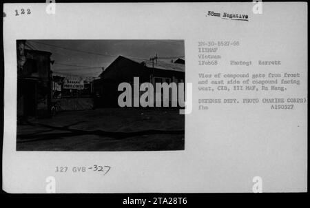 USMC und vietnamesische Gebäude und Bunker sind auf diesem Foto dargestellt, das am 1. Februar 1968 auf dem Gelände der CIB, III MAF in da Nang, Vietnam aufgenommen wurde. Die Ansicht zeigt das Verbundtor von der Vorder- und Ostseite nach Westen. Dieses Bild wurde von dem Fotografen Barrett aufgenommen und gehört dem Verteidigungsministerium. Stockfoto