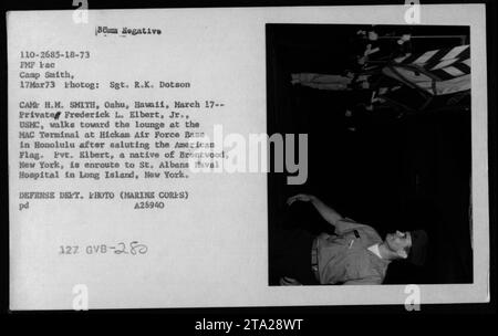 Der private Frederick L. Elbert Jr., USMC, geht in Richtung der Lounge am MAC Terminal auf der Hickam Air Force Base in Honolulu, nachdem er die amerikanische Flagge gegrüßt hat. Er ist auf dem Weg nach St. Albans Naval Hospital in Long Island, New York. Foto am 17. März 1973 während der Operation Homecoming - die Rückführung von Kriegsgefangenen aus der US-Marine. Stockfoto