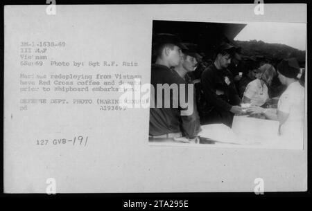 Marines, die aus Vietnam zurückkehren, genießen Kaffee und Donuts vom Roten Kreuz, bevor sie am 6. September 1969 im Rahmen der Umschichtungsverfahren an Bord eines Schiffes gehen. Foto von Sgt R.F. Ruiz dokumentiert Wohlstand und Bewegung der Truppen. Stockfoto