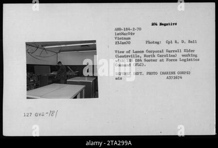 Lance Corporal Darrell Elder betreibt am 23. Januar 1970 während des Vietnamkriegs einen IBM 084 Sorter beim Force Logistics Command in Vietnam. Stockfoto