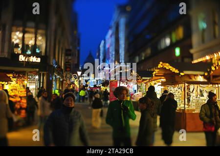 Budapest, Ungarn - 27. November 2023: Weihnachtsmarkt-Pavillons am Vorosmarty-Platz. Stockfoto