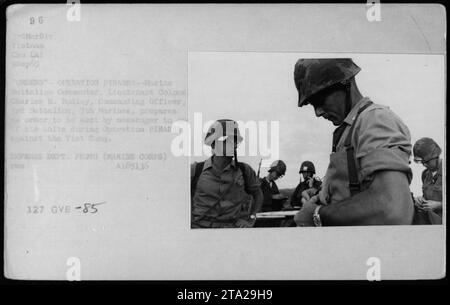 Oberstleutnant Charles E. Bodley, Kommandant des 3. Bataillons der 7. Marines, bereitet einen Befehl vor, der von einem Boten an eine seiner Einheiten während der Operation PIRANHA, einer Militäroperation gegen den Vietcong in Vietnam, am 9. September 1965 geschickt werden soll. Dieses Foto wurde von einem Fotografen des Verteidigungsministeriums aufgenommen. Stockfoto