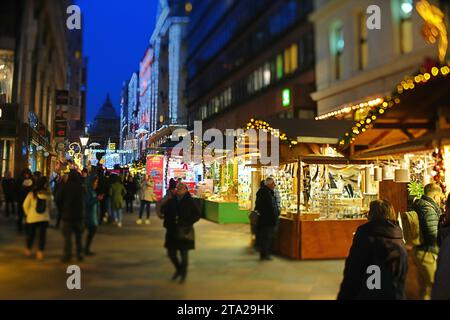 Budapest, Ungarn - 27. November 2023: Weihnachtsmarkt-Pavillons am Vorosmarty-Platz. Stockfoto