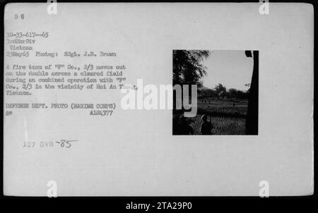 Mitglieder der 'p' Company, 2/3, ein Teil der 3. Marine Division, bewegen sich während einer gemeinsamen Operation mit der 'p' Company, 2/3 nahe Hoi an Thong, Vietnam am 25. Mai 1965 schnell über ein freigelegtes Feld. Das von SSgt J. S. Brown aufgenommene Foto zeigt den Einsatz und die Beweglichkeit der US-Streitkräfte während des Kampfes in Vietnam." Stockfoto