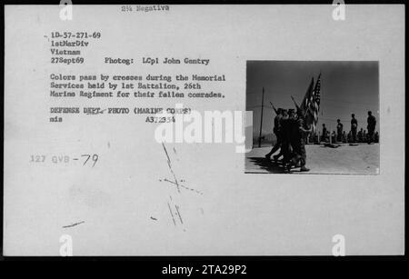 Der stellvertretende Marineminister John Warner, der Verteidigungsminister Melvin Laird und Dr. Norman Vincent Peale nehmen an einem Gedenkdienst Teil, der 1969 vom 1. Bataillon des 26. Marineregiments in Vietnam abgehalten wurde. Das Foto zeigt eine Prozession von Marines, die Kreuze zu Ehren ihrer gefallenen Kameraden tragen. Datum und Details zum Fotografen sind in der Beschriftung enthalten. Stockfoto