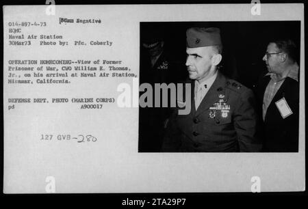 Der Chief Warrant Officer William E. Thomas Jr., ein ehemaliger Marine-Kriegsgefangener, kam am 30. März 1973 während der Operation Homecoming auf der Marineflugstation Miramar in Kalifornien an. Stockfoto