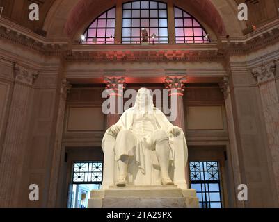 Philadelphia, PA, USA - 29. Mai 2018: Skulptur von Benjamin Franklin am Benjamin Franklin National Memorial im Franklin Institute Museum. Stockfoto