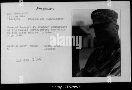 General Leonard F. Chapman, Kommandant des Marine Corps, besucht im Juli 1970 die erste Marine Division. Dieses Foto zeigt Offiziere und Beamte, die während seines Besuchs mit dem General in Kontakt treten. Das Bild stammt von den amerikanischen Militäraktivitäten während des Vietnamkriegs. Stockfoto
