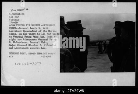 Generalleutnant Lewis W. Walt, stellvertretender Kommandant des Marinekorps, besucht am 1. November 1970 den III. MAF in Vietnam. Er spricht mit General Hoang Xuan Lam zusammen mit Generalleutnant Keith B. McCutcheon und Generalmajor Charles F. Widdecke. Das Foto ist ein offizielles Foto des Verteidigungsministeriums. Stockfoto