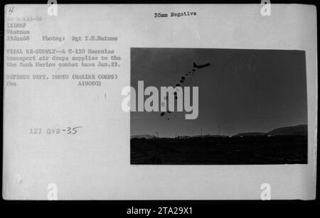 Ein C-130 Hercules Transportflugzeug bringt am 23. Januar 1968 Vorräte zum Khe Sanh Marine Kampfstützpunkt in Vietnam. Das Foto zeigt die lebenswichtige Nachspeisung während des Vietnamkrieges. Es wurde von Sergeant T.H. Naisns aufgenommen und ist Teil der XXIMAF Vietnam-Sammlung. Stockfoto