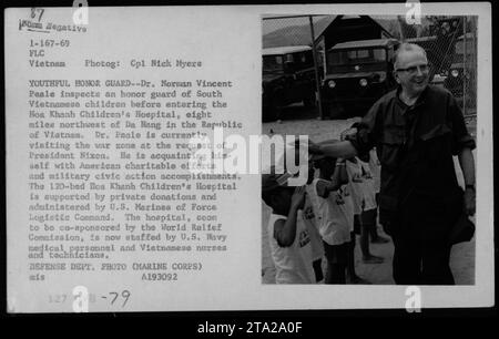 Dr. Norman Vincent Peale, Verteidigungsminister Melvin Laird, und Assistant Secretary of the Navy John Warner sind im Bild, als sie eine Ehrengarde südvietnamesischer Kinder im Hoa Khanh Children's Hospital in Vietnam inspizieren. Dr. Peale besucht das Kriegsgebiet auf Ersuchen von Präsident Nixon, um mehr über amerikanische Wohltätigkeitsbemühungen und zivile militärische Aktionen zu erfahren. Das Krankenhaus wird durch private Spenden unterstützt und von US-Marines verwaltet. Sie wird bald von der World Relief Commission mitfinanziert. Stockfoto