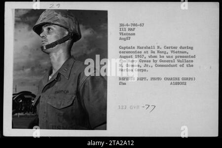 Captain Marshall N. Carter erhielt das Navy Cross von General Wallace M. Greene Jr., Kommandant des Marine Corps, während der Zeremonien in da Nang, Vietnam im August 1967. Stockfoto