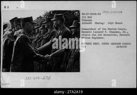 General Leonard F. Chapman Jr., Kommandant des Marinekorps, besucht am 10. Januar 1968 das 1. Bataillon, 7. Marineregiment in Vietnam. Dieses Foto wurde von LCpl Moore aufgenommen und ist Teil der Sammlung von Fotografien amerikanischer Militäraktivitäten während des Vietnamkriegs. Stockfoto