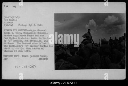 Major General Levis W. Walt, Befehlshaber der Marine Amphibious Force und 3rd Marine Division, besucht Marines der 'G' Kompanie, 2. Bataillon, 7. Marines im Qui lhon Sektor von Vietnam. Während seines Besuchs am 19. Juli 1965 spricht er auch mit der „H“-Kompanie des Bataillons. Stockfoto