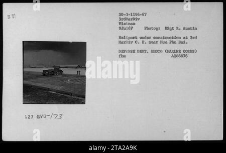 Der Bau eines Heliports am 3. Marine Division Command Post in der Nähe von Hue Phu Bai, Vietnam, wird am 9. Juli 1967 gezeigt. Das Foto von MSgt R. Austin dokumentiert die amerikanischen militärischen Bautätigkeiten während des Vietnamkriegs. Stockfoto