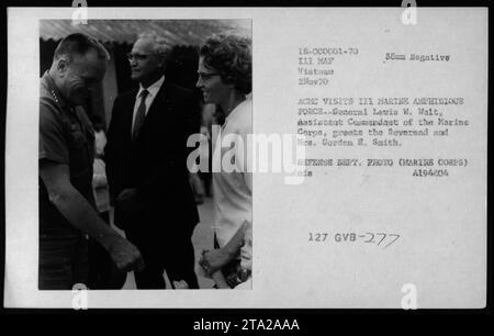 Generalleutnant Lewis W. Walt, stellvertretender Kommandant des Marine Corps, begrüßt Reverend und Mrs. Gordon B. Saith bei einem Besuch der III. Marine Amphibious Force in Vietnam am 2. November 1970. Dieses Foto zeigt einen ehrlichen Moment der Interaktion zwischen Militärbeamten und Zivilisten während des Vietnamkriegs. Stockfoto