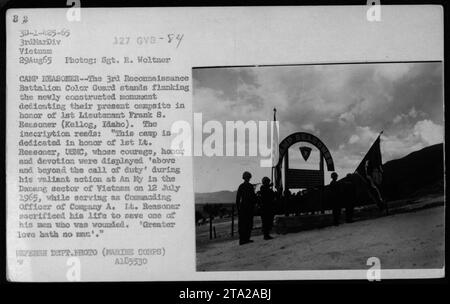 Die Farbenehrenwache steht neben einem Denkmal im Camp Heasoner in Vietnam. Das Denkmal ist dem 1. Lieutenant Frank S. Reasoner vom USMC gewidmet, der während einer Schlacht im Danang-Sektor außerordentlichen Mut und Hingabe zeigte. Reasoner opferte sein Leben, um einen verwundeten Kameraden zu retten. August 1965. Stockfoto