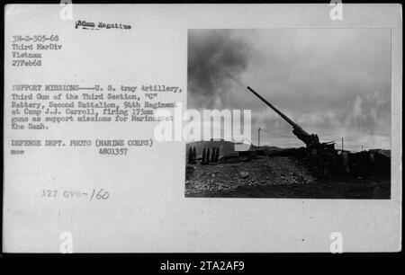 Die Artillerie der US Army in Camp J.J. Carroll feuerte am 27. Februar 1968 175-mm-Geschütze ab. Diese Unterstützungsmission leistete Unterstützung für Marines, die während des Vietnamkriegs in Khe Sanh stationiert waren. Auf diesem Foto des Verteidigungsministeriums zeigt das Bild die militärischen Aktivitäten des dritten MarDiv Vietnam. Saal 56. (Sachliche und beschreibende Beschriftung) Stockfoto